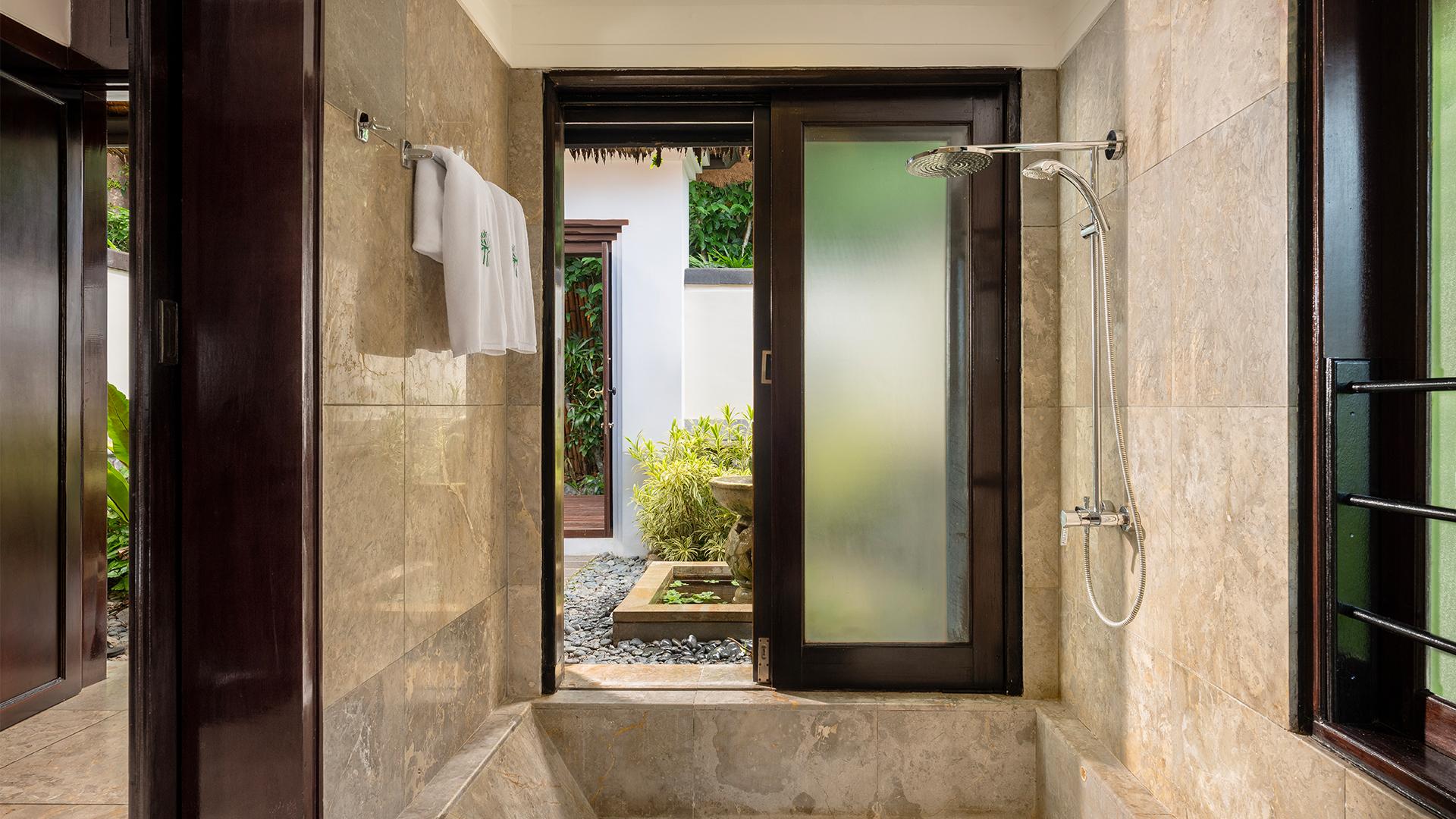 Rainforest Ocean Front Villa - Bathroom