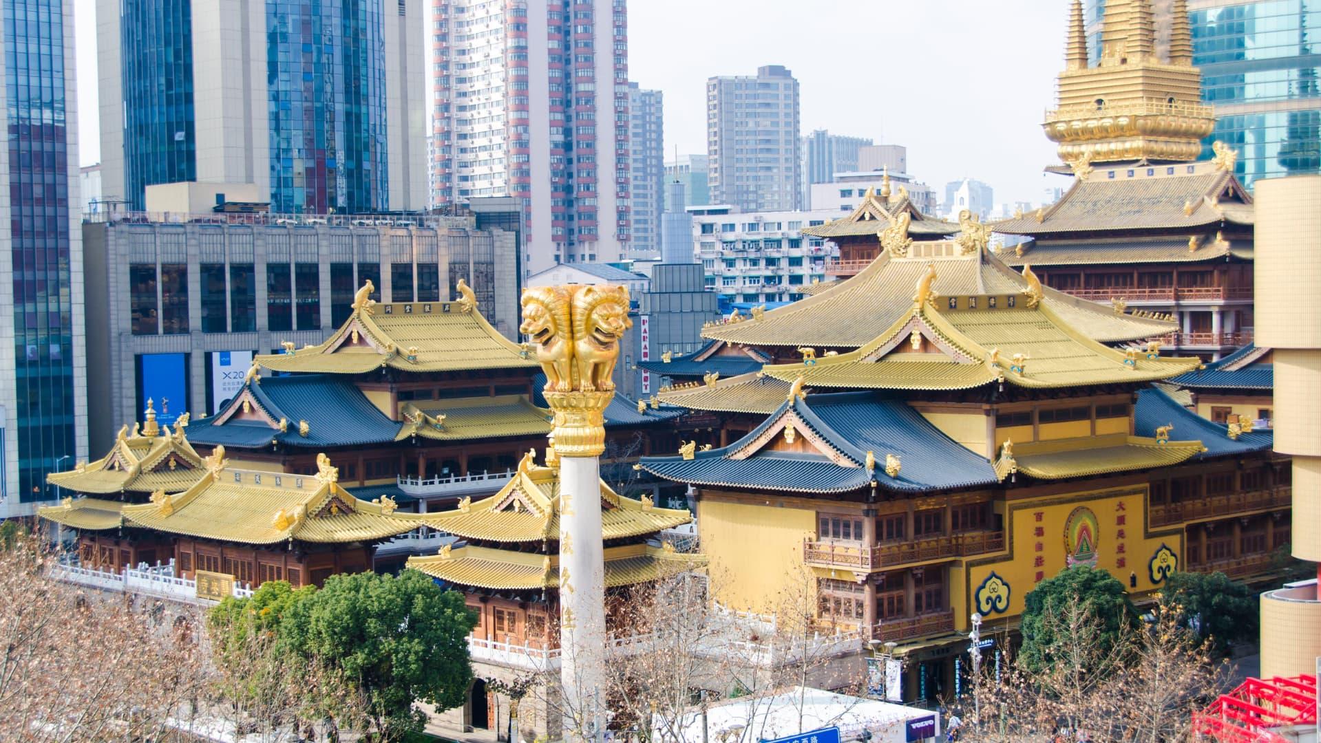 静安寺，又称静安古寺，位于上海市静安区，其历史相传最早可追溯至三国孙吴赤乌十年（247年），初名沪渎重元（玄）寺 [19]。宋大中祥符元年（1008年），更名静安寺。南宋嘉定九年（1216年），寺从吴淞江畔迁入境内芦浦沸井浜边（今南京西路），早于上海建城。静安寺总建筑面积达2.2万平方米，整个庙宇形成前寺后塔的格局，由大雄宝殿、天王殿、三圣殿三座主要建筑构成，是上海最古老的佛寺。