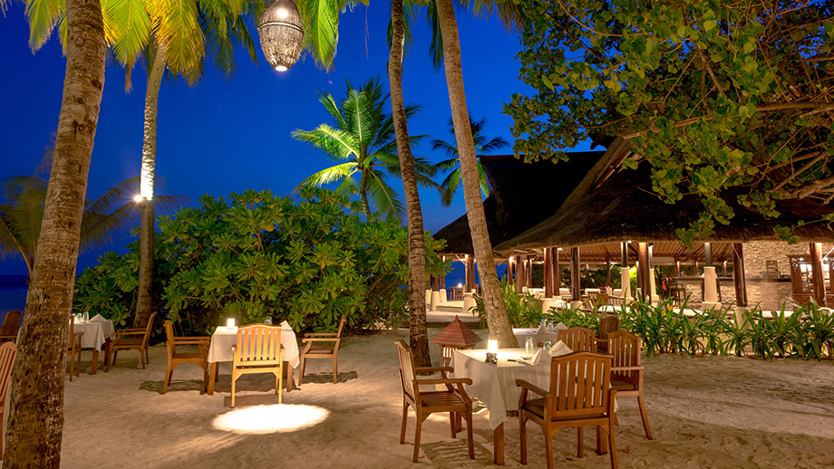 Beachfront Restaurants & Bars | Banyan Tree Vabbinfaru